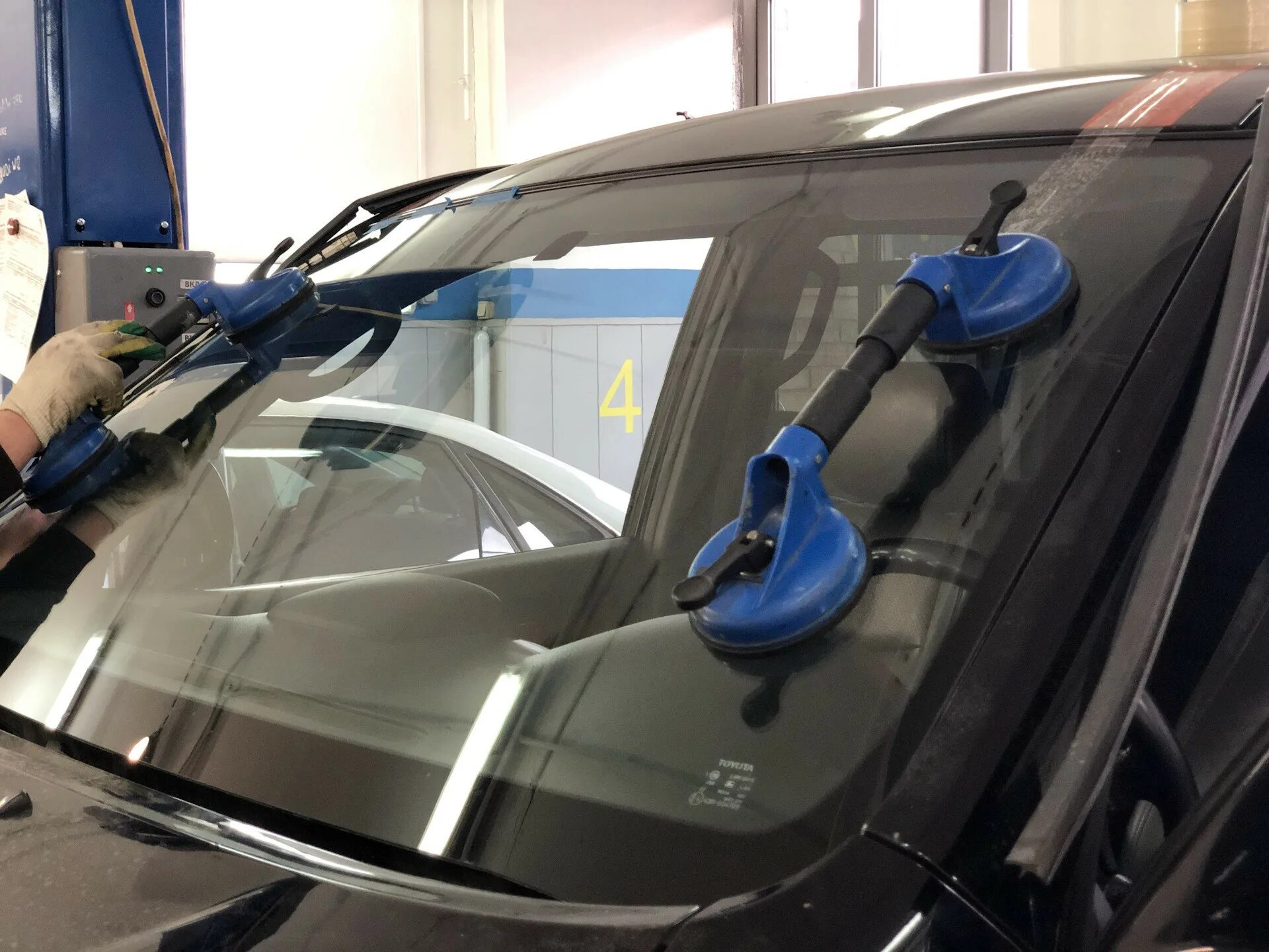 Перевозка лобовых стёкол в автомобиле. Замена лобового стекла авито. Автомобильное стекло лобовое. Срез лобового стекла. Автомобильные стекла.