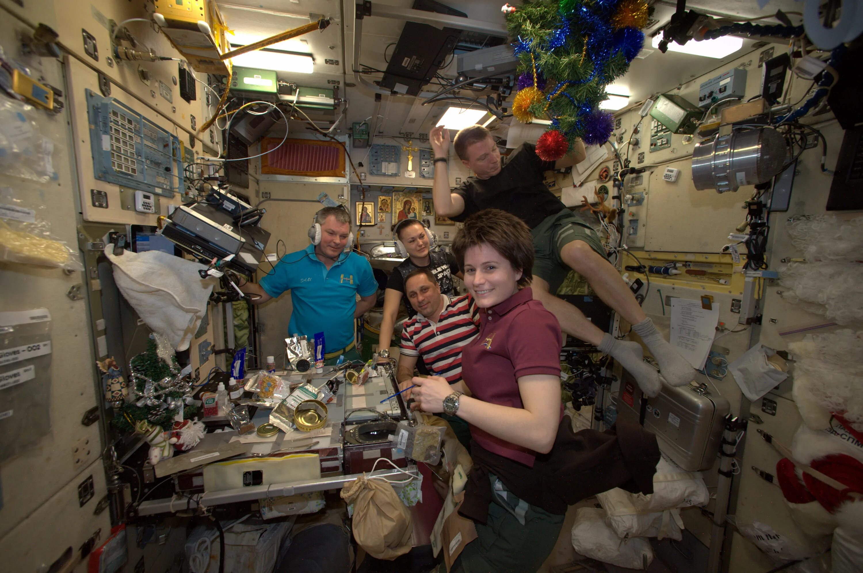 Кухня на МКС. Космонавты на МКС. Космическая станция внутри. Международная Космическая станция.