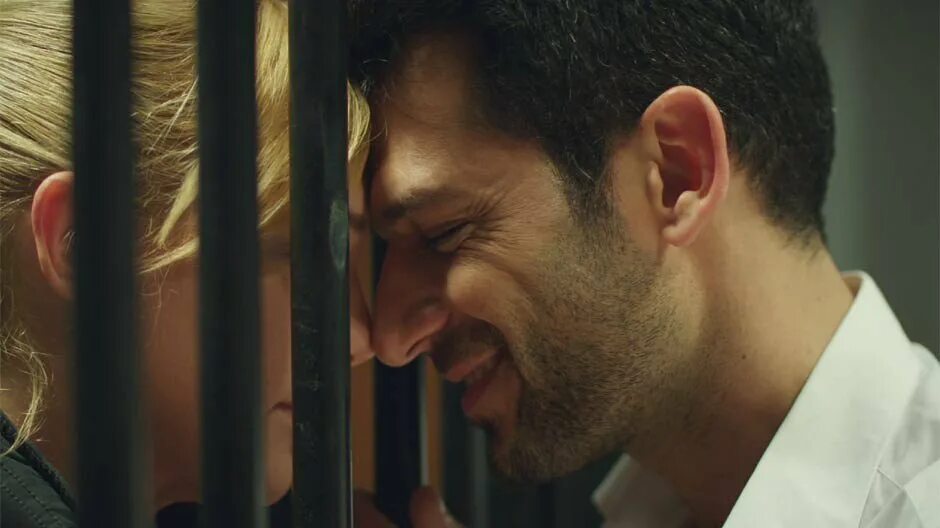 Мурат йылдырым в сериале королева ночи. Королева ночи фильм 1987 трейлер. Мерьем узерли сериал королева ночи. Фунда эрйигит турецкая актриса. Королева ночи 1987.