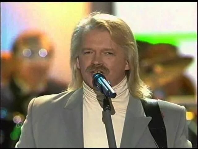 кто пел песню трава