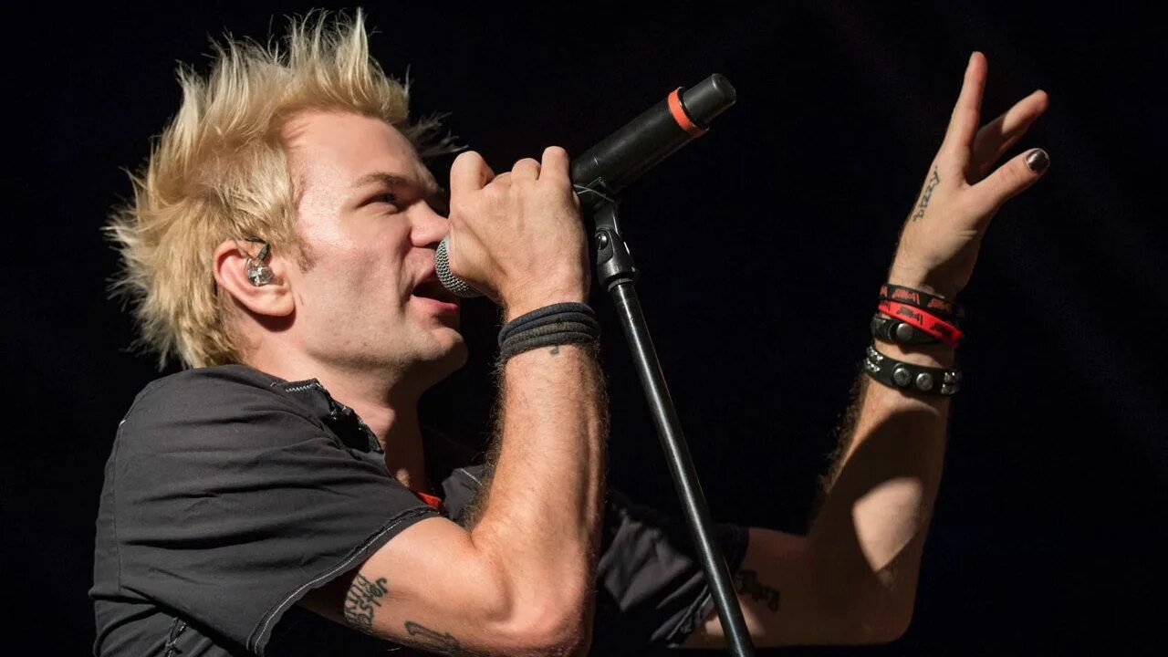 Дерик уибли. Sum 41 вокалист. sum 41 дерик уибли. дерик уибли 2016.