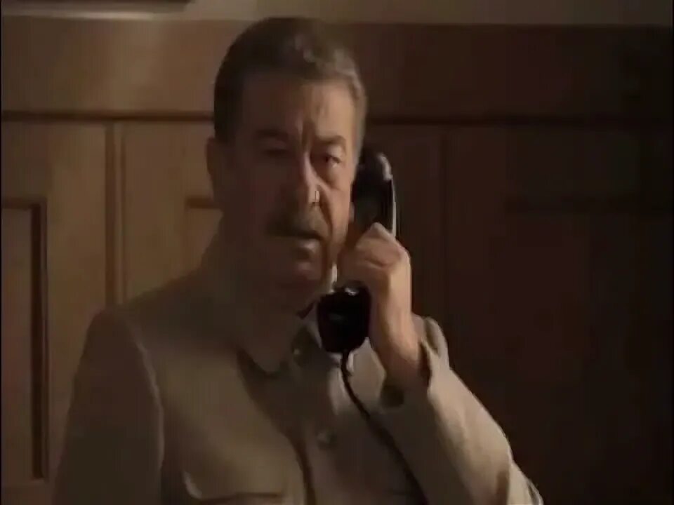 Сталин с телефонной трубкой. Сталин с телефоном. Сталин говорит по телефону. Сталин разговаривает по телефону