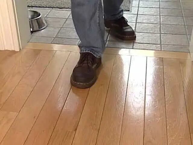 Переступить порог дома. Перешагивание через порог. Овальный порог из плитки. Переступить порог дома. Человек переступает порог.