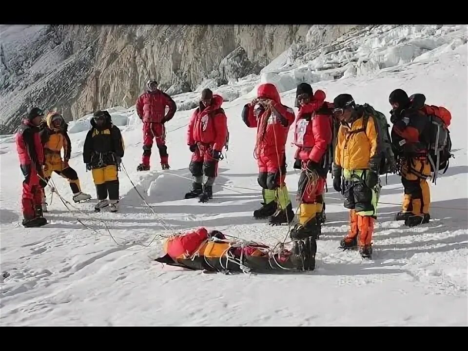 Желтые ботинки эверест фото Explorer Richard Parks forced to end Everest expedition BBC News