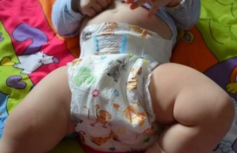 Консультация для родителей ребенок и памперсы. Как отучить ребёнка от памперсов. Ребенок спит в памперсе. Как приучить ребенка спать без памперса. Малыш в памперсе.