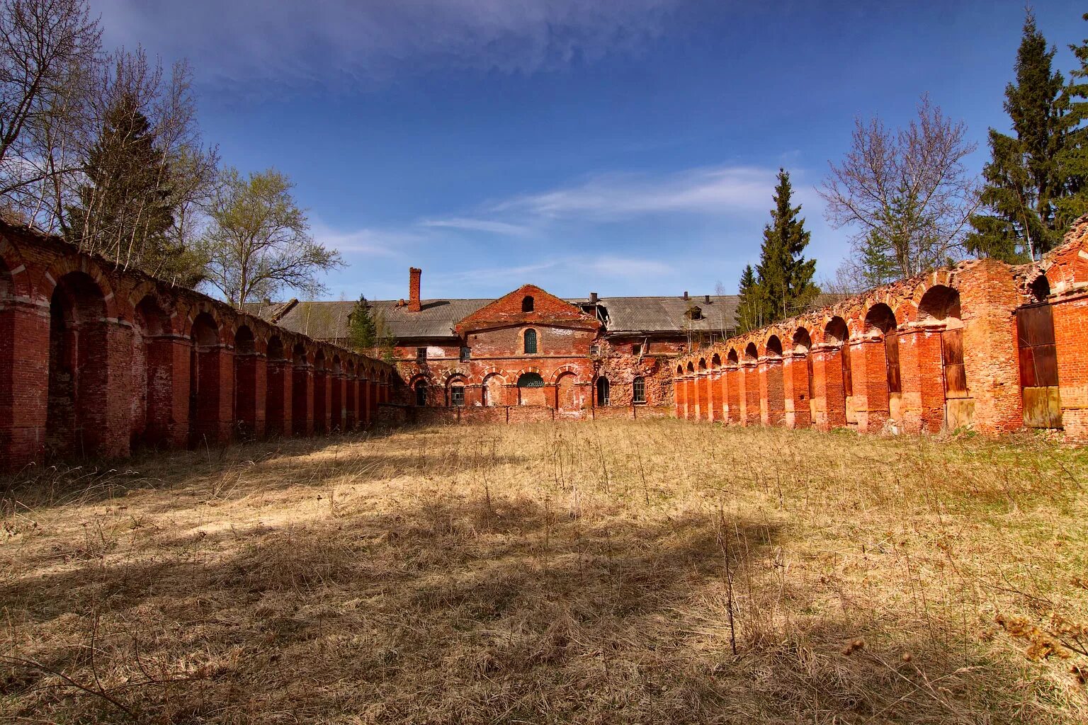 Селищи новгородская область. Аракчеевские казармы в селе медведь. Аракчеевские казармы Великий Новгород. Аракчеевские казармы в Новгородской области медведь. Казармы Аракчеева в Новгородской области.