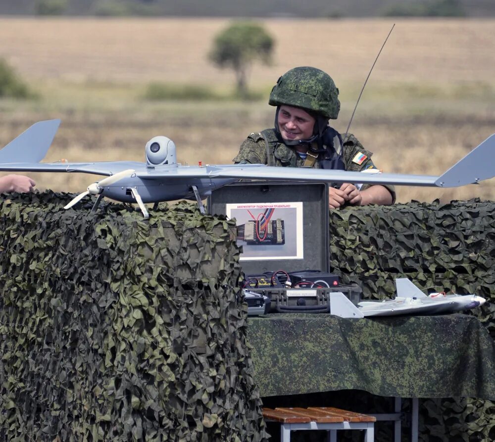 Что такое дроны на войне. Оператор БПЛА армия РФ. БПЛА Элерон на Украине. Военные беспилотники России. Оператор беспилотных летательных аппаратов.