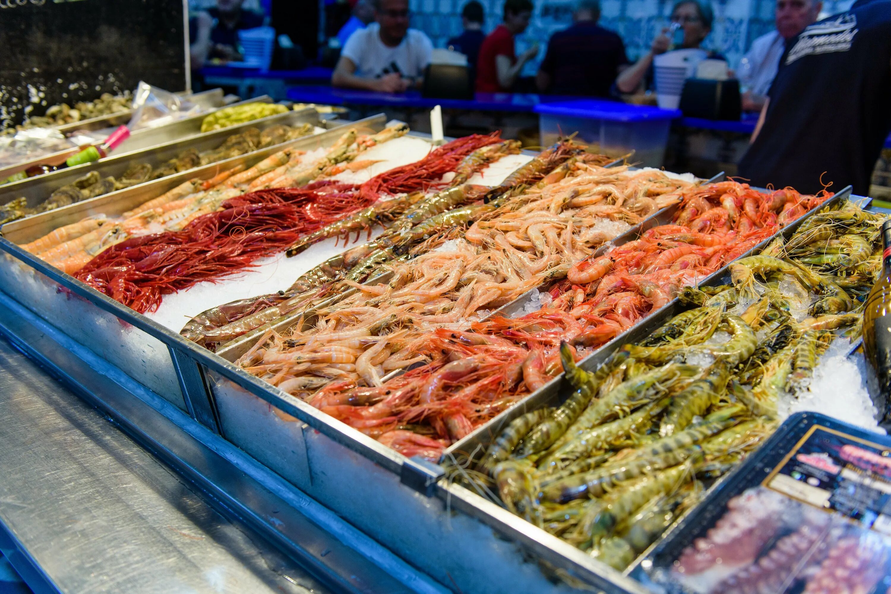 Где рыбный рынок на волне. Ухань Китай рыбный рынок. Оптовый рынок морепродуктов Хуанань. Китайский рынок морепродуктов. Морепродукты на прилавке.