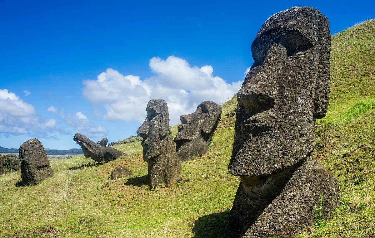 Статуи на острове. Остров Пасхи статуи Моаи. Истуканы Рапа-Нуи остров Пасхи. Моаи на острове Пасхи. Каменные статуи Моаи остров Пасхи Чили.