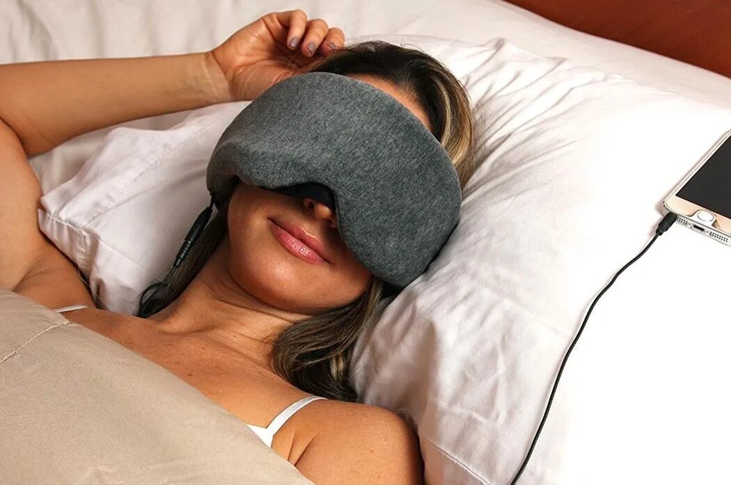 Наушники для сна. Сон в наушниках. Наушники маска для сна. Музыка поспать