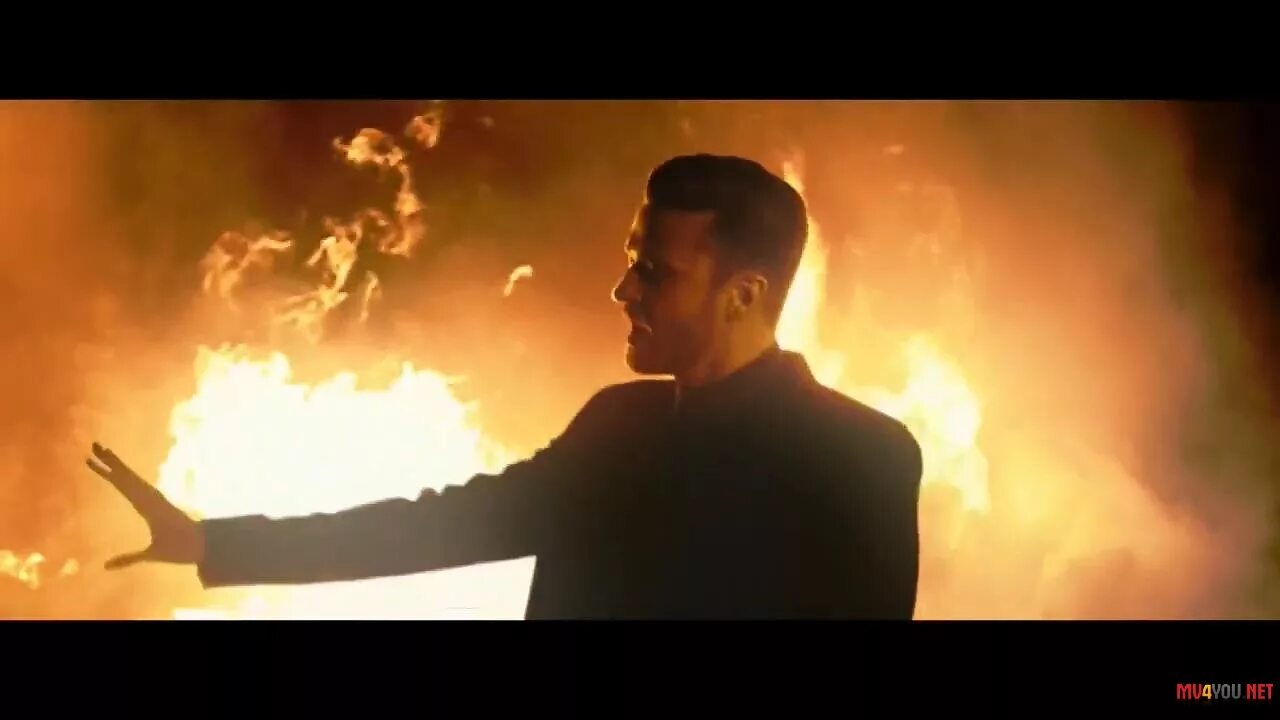 Поет парень огонь. Певец горит огнём. Jay-z feat. Justin Timberlake Holy Grail. Клип где горит мужчина.