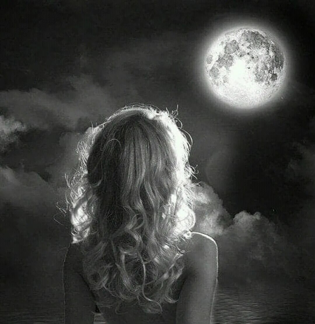Девочка под луна. Девушка-Луна. Фотосессия с луной. Девушка в лунном свете. Блондинка и Луна.