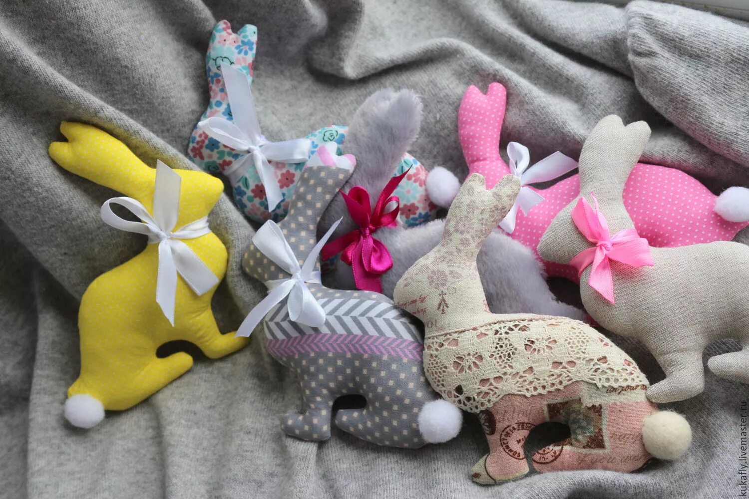 Тряпичная игрушка зайчик. Текстильные пасхальные кролики. Зайчик улыбайчик светланы кононенко. Зайчик из ткани. Пделкина пасху своими руками.