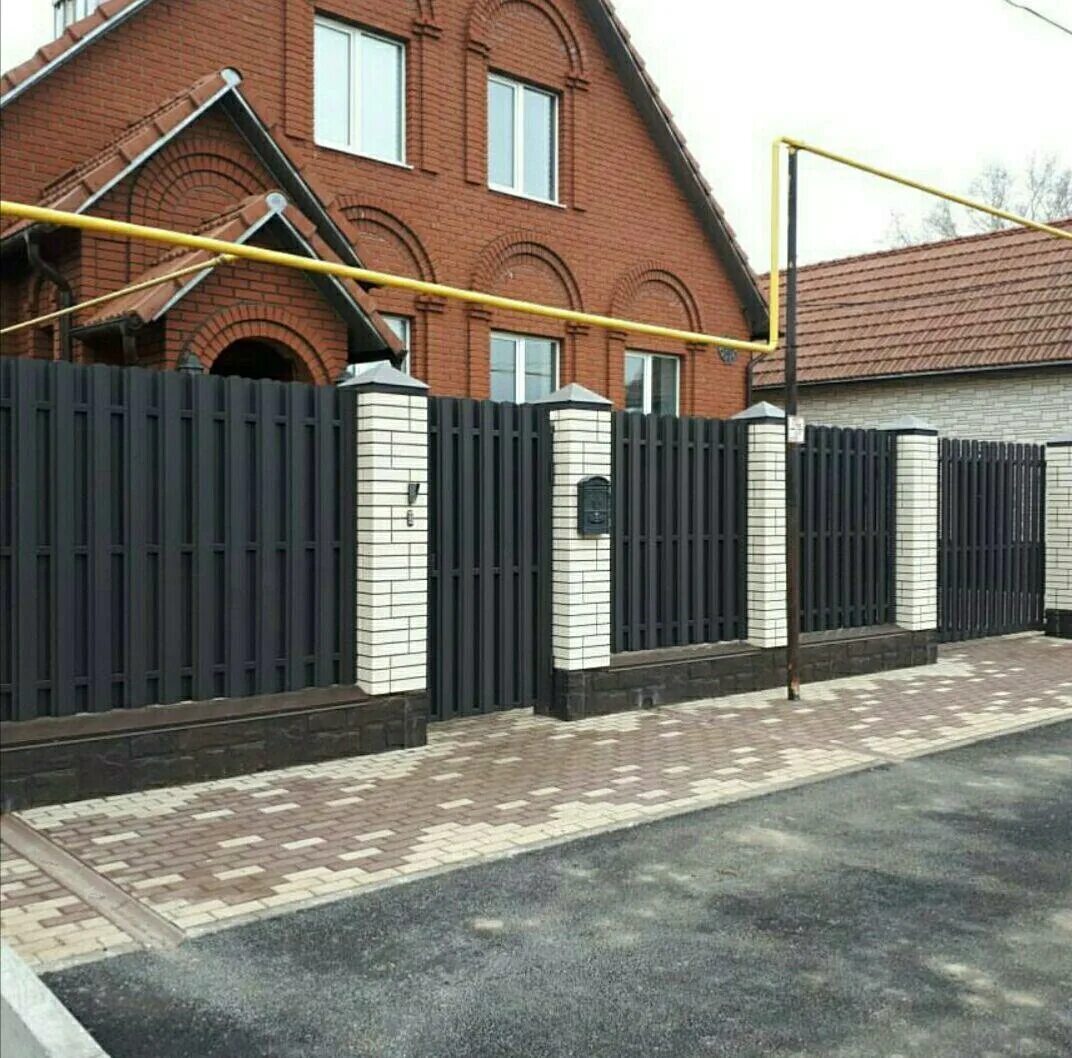 Фасадный забор. Красивый забор. Современные заборы. Серый забор с кирпичными столбами.