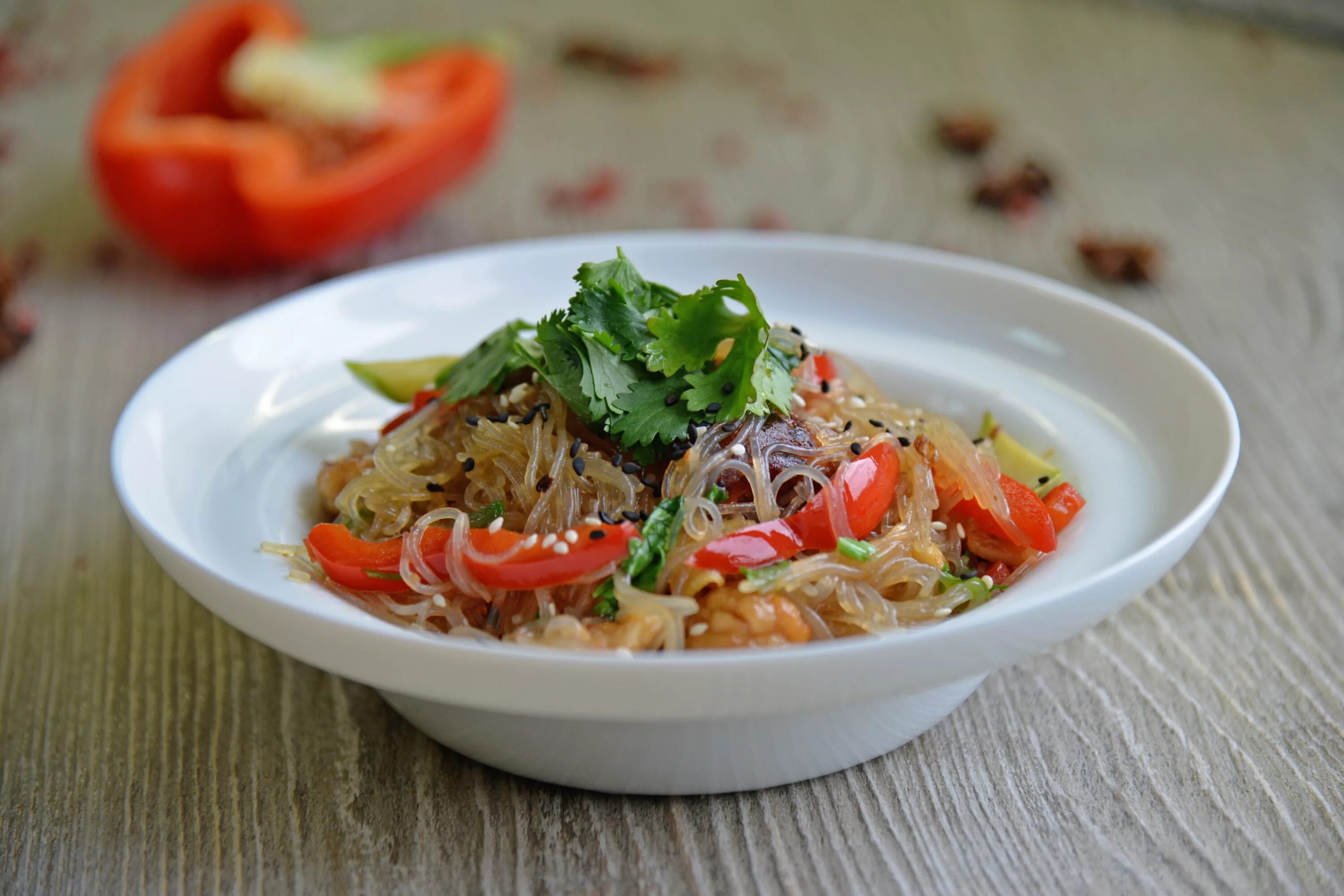 Фунчоза вок. Фунчоза с индейкой и овощами. Фунчоза с курицей и овощами. Фунчоза с курицей по тайски.