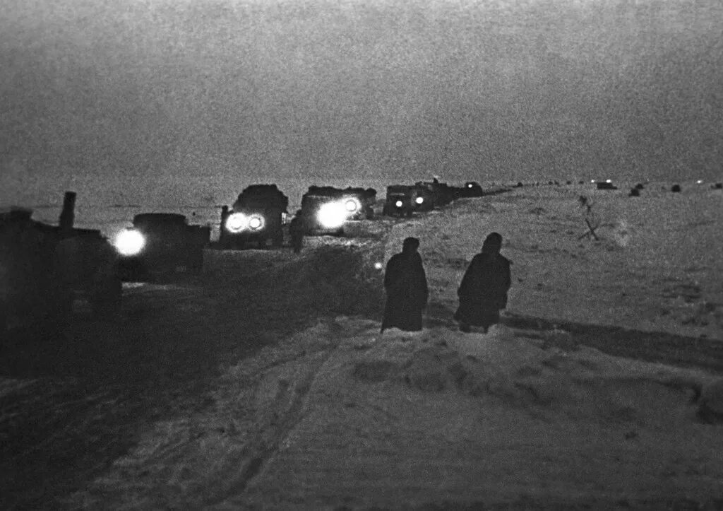 Дорога жизни блокадного ленинграда. Дорога жизни блокадного ленинграда ладожское озеро. Дорога через ладожское озеро блокада ленинграда. Дорога жизни блокадного ленинграда ладожское озеро. Дорога через ладожское озеро блокада ленинграда.