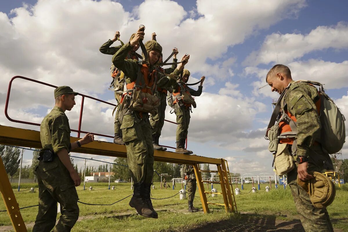 8 армия телефон. Военно патриотический лагерь Армата. Военный полевой лагерь. Летний полевой лагерь. Полевой лагерь военных Омск.