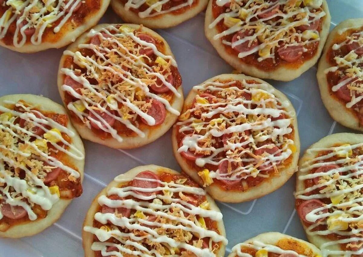 Мини пиццы в духовке с колбасой