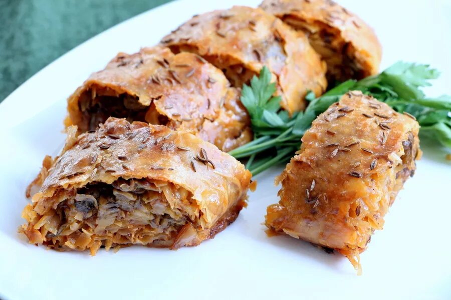 Штрудель с капустой. Штрудель с квашеной капустой. штрудель с мясом и капустой. штрудель с капустой и курицей. штрудели с капустой квашеной и мясом.