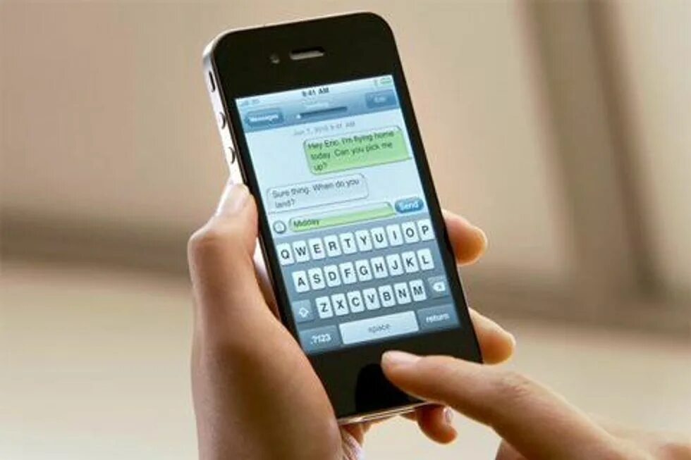 0 4 messages. Телефон в руке. Человек переписывается в телефоне. Переписка в телефоне. Смартфон смс.