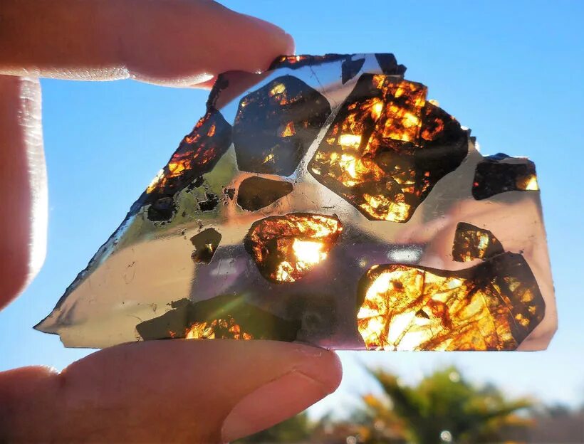 метеорит фукан. самый дорогой метеорит. самый дорогой метеорит. драгоценные камни в метеоритах. метеорит гибеон.