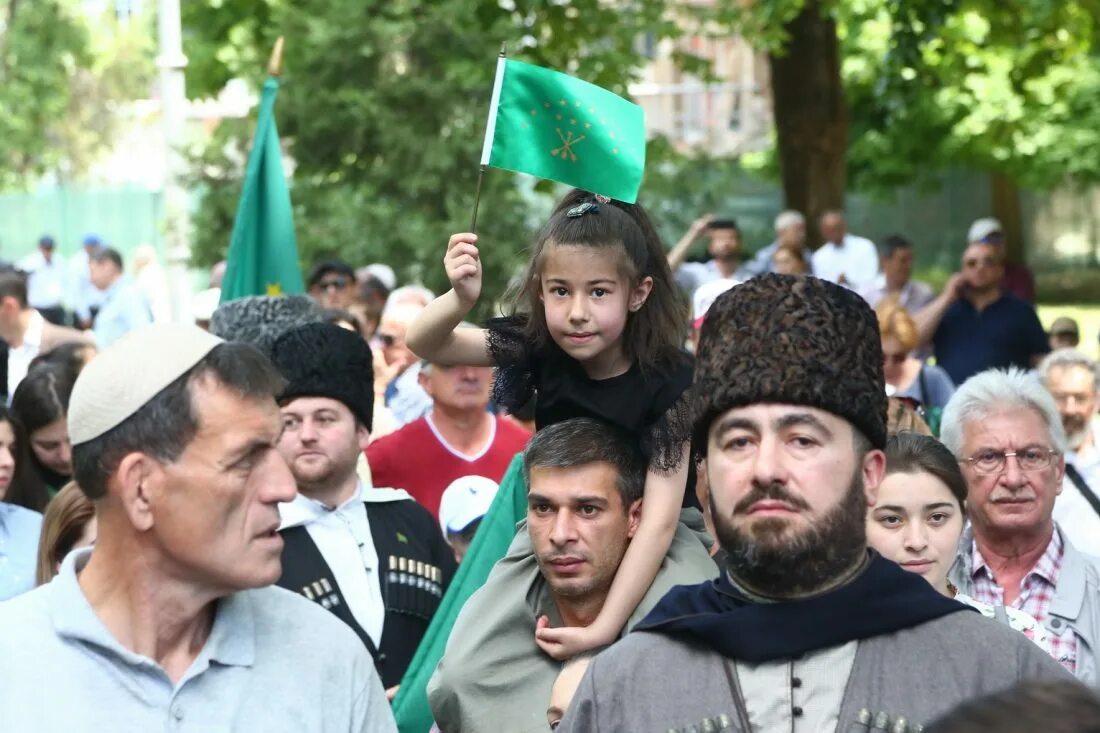 День памяти Черкесского народа. Нальчик 21.05.2022 г.. 21 Мая в КБР день памяти адыгов. Кабардино-Балкария митинг. Митинг в КБР.