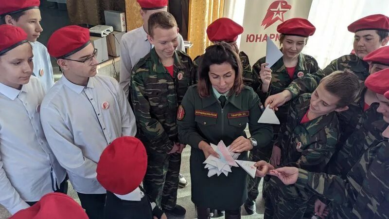 Торжественный прием в рдш. Принятие в юнармию в школе. Юнармия школа рязань. Принятие в юнармию в школе. Юнармия омск лицей 137.