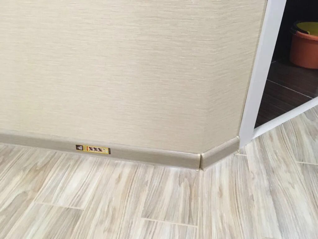 Плинтус Ultrawood BASE 007 - купить в Москве недорого Про-плинтус.ру