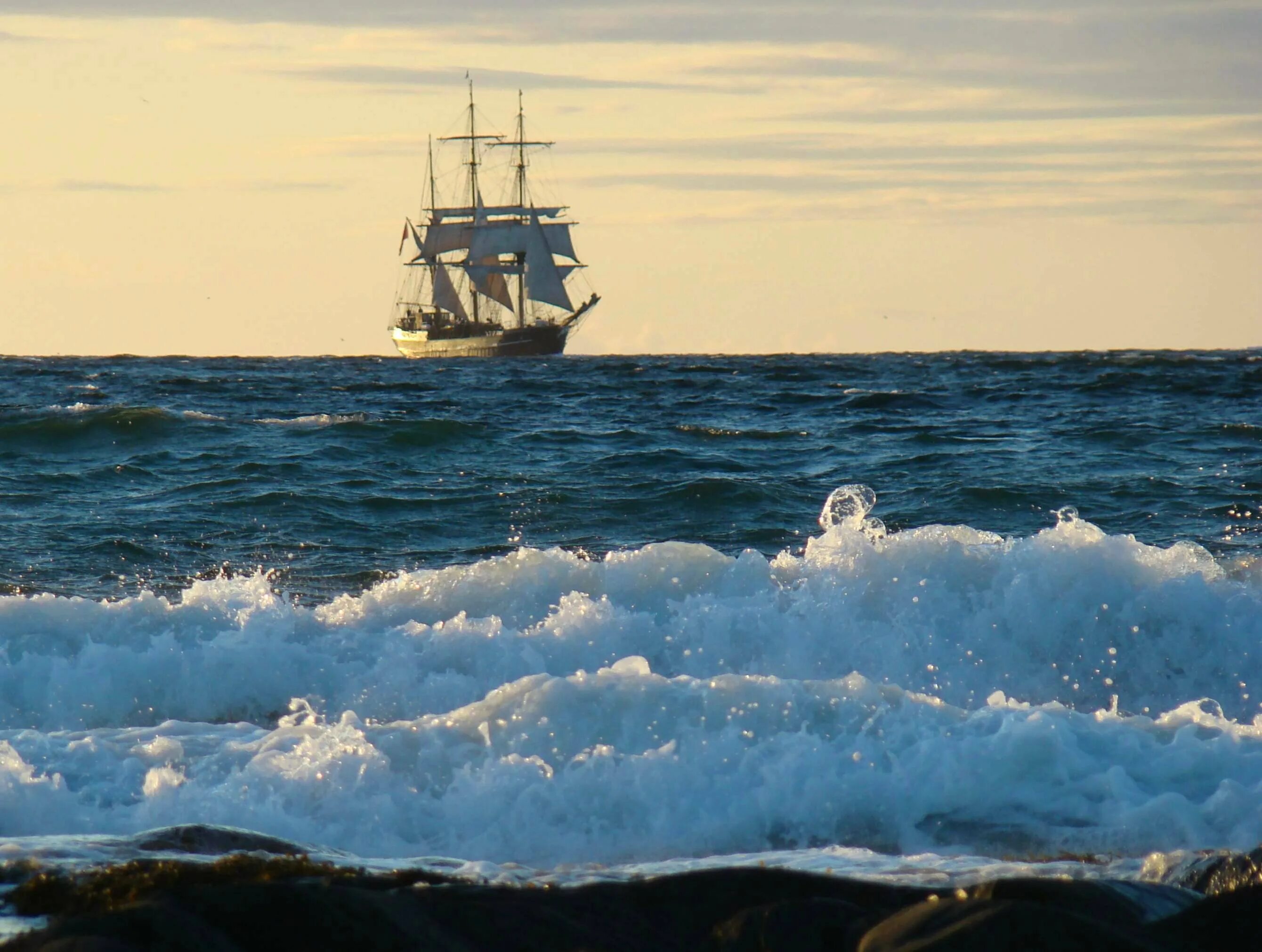 Берег видимый с корабля. Корабль в море. Морской пейзаж. Корабль в океане. Морской пейзаж с кораблем.