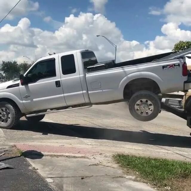 Американский эвакуатор пикап с машиной. Водитель пикапа. Водитель пикапа. Водитель пикапа. Водитель пикапа.