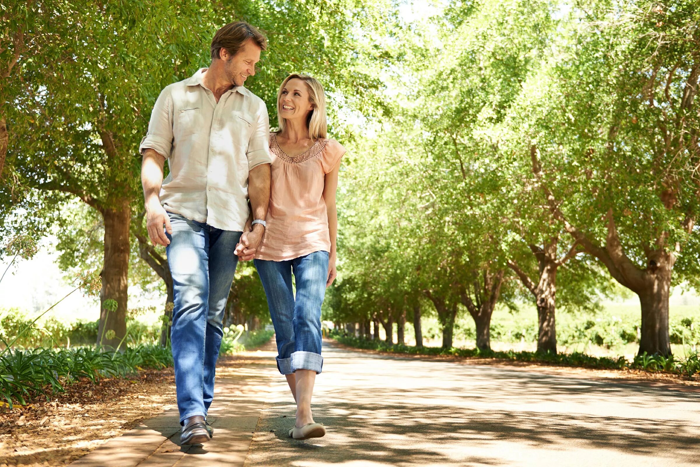 He walks in the park. Люди гуляют по парку. Прогулка в парке. Пара гуляет. Пара гуляет в парке.