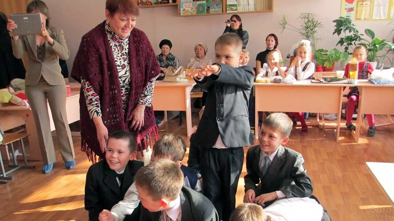 Праздник для учеников младших классов. Конкурсы для мальчиков на праздник в классе. Конкурсы для мальчиков в школе в классе. Веселые игры с младшими классами. В школе проводился конкурс