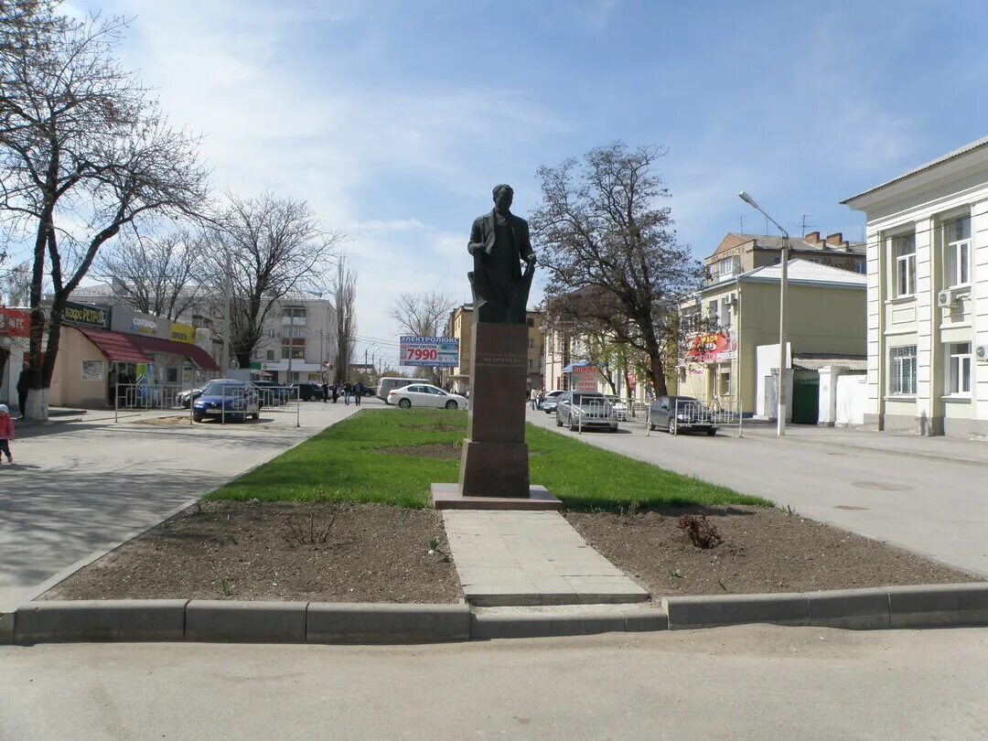 Сальск городская. Памятник Нечитайло Сальск. Памятники в Сальске. Сальск памятники и достопримечательности. Памятник Коломийцеву Сальск.