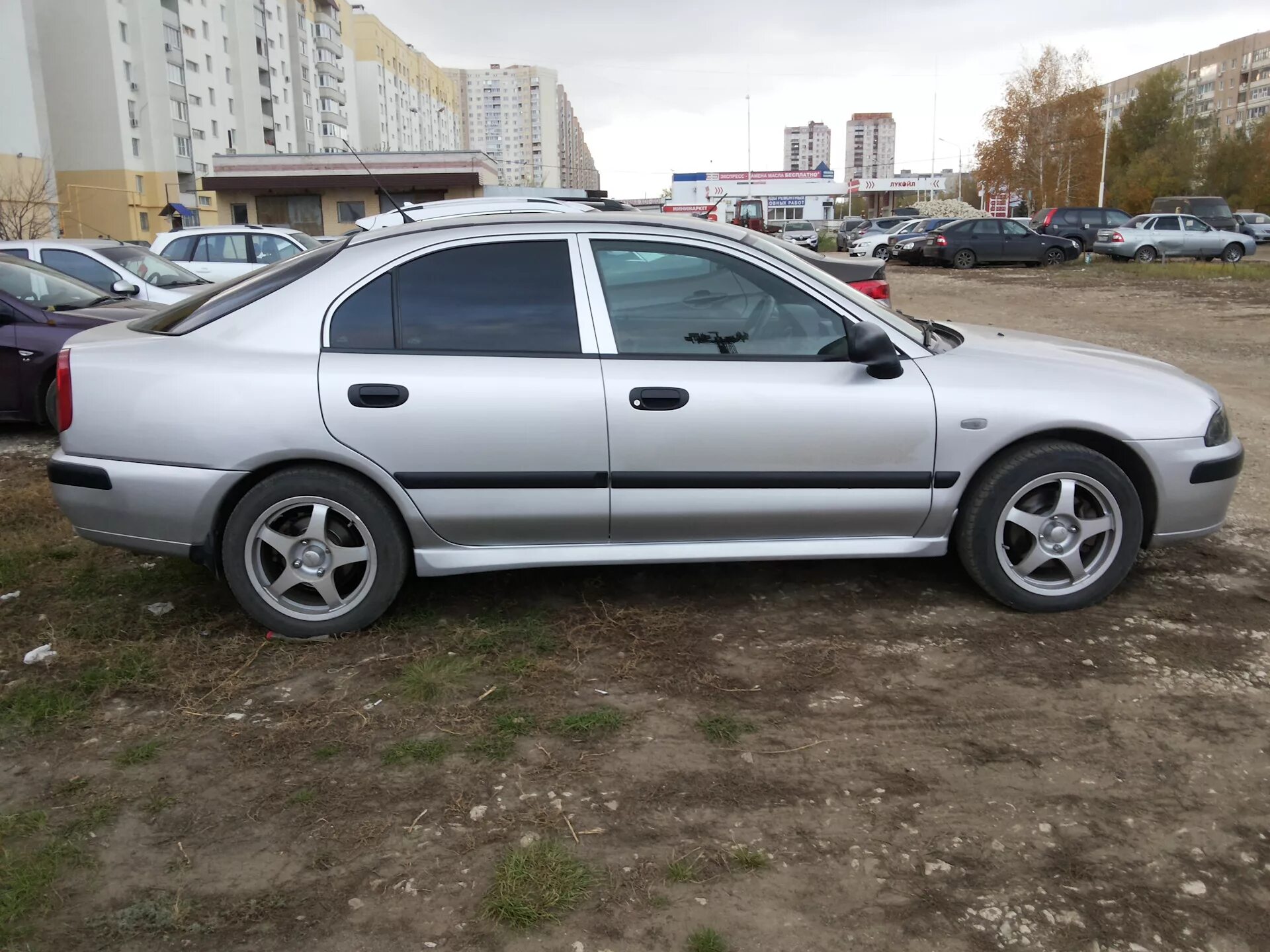 Митсубиси каризма пороги. Митсубиси Каризма. Пороги Митсубиси Каризма 1998г. Mitsubishi Carisma 2002 года. Каризма Митсубиси 2001 на литье.