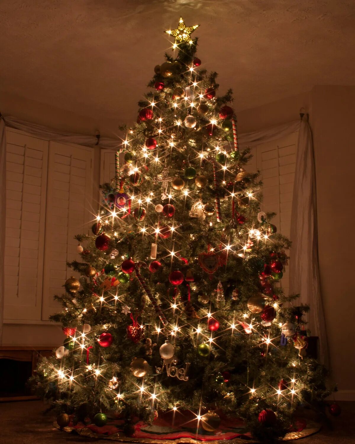 Рождественская елка. Красивая Новогодняя елка. Новогодняя ель. Нарядная елка.