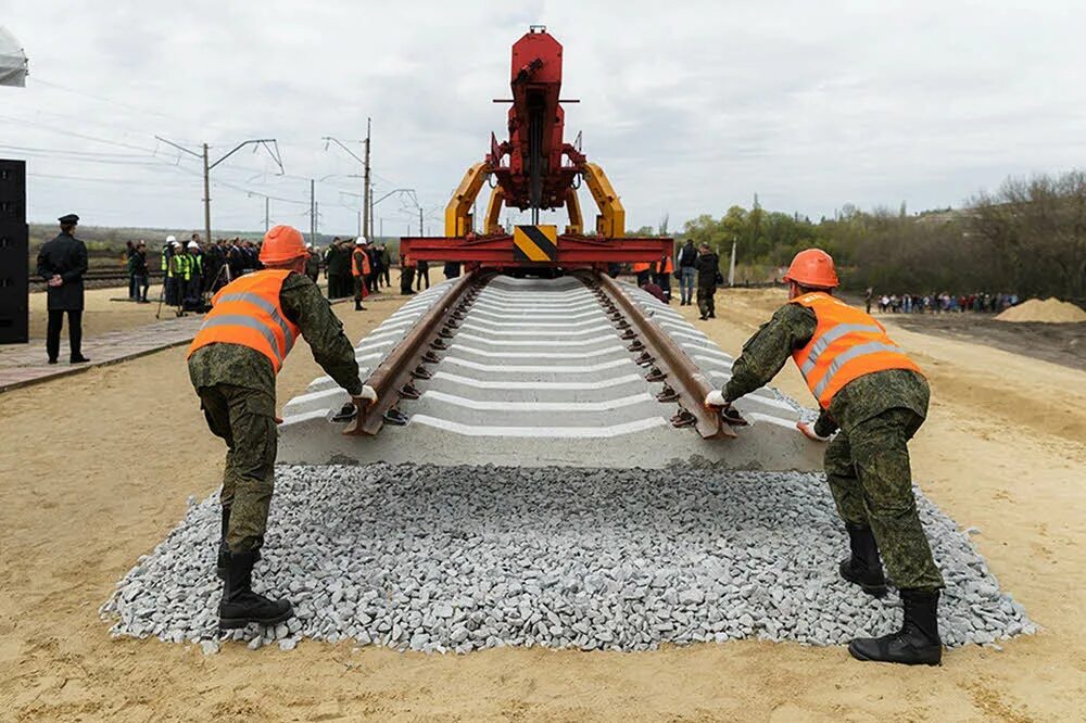 Укладка ЖД путей в России. Укладка рельсового пути. Укладка железнодорожного полотна. Реконструкция железнодорожного пути.