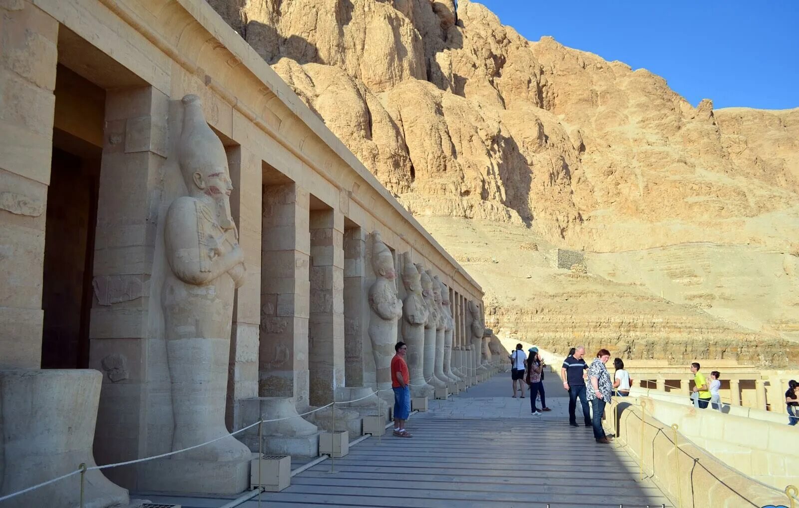 Включи temple. Храм Хатшепсут в Египте. Храм Хатшепсут, Луксор, Египет. Верхняя терраса храма Хатшепсут. Заупокойный храм царицы Хатшепсут.