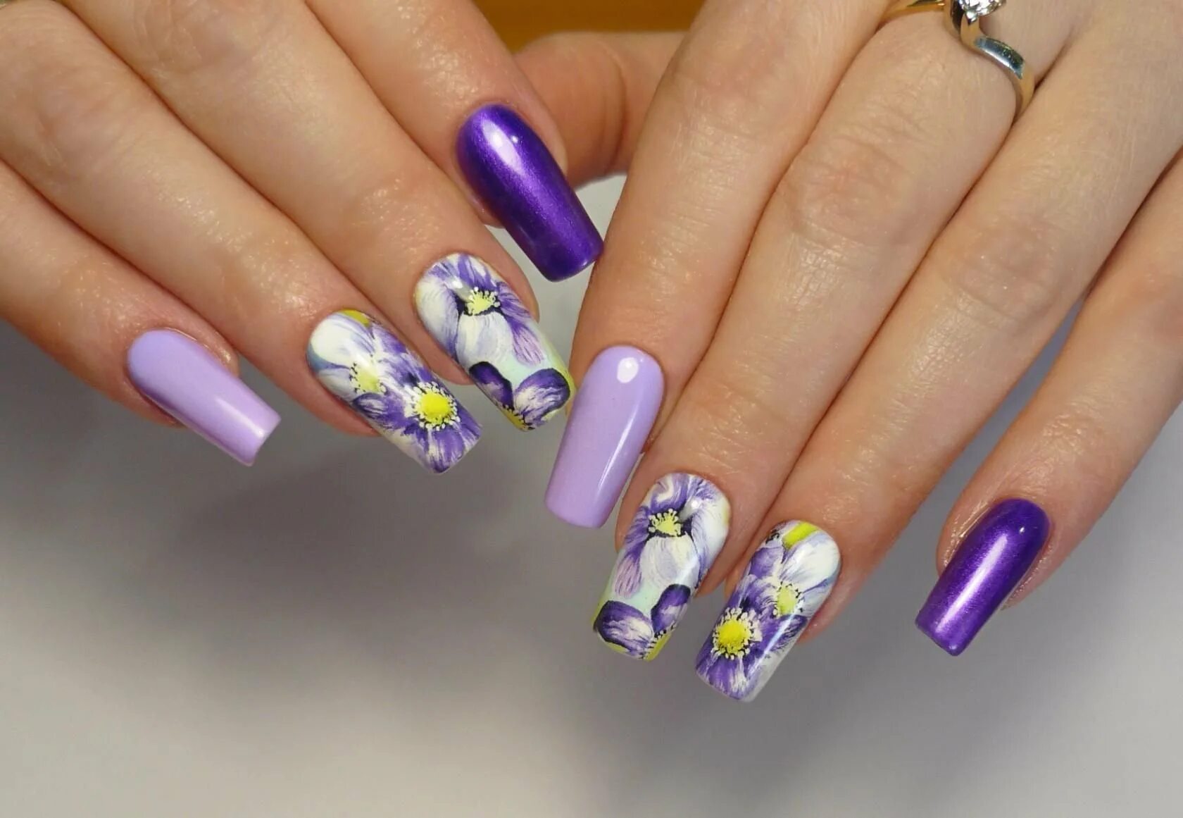 Фиолетовый маникюр. Весенние ногти. Фиолетовый маникюр с цветочками. Яркие весенние ногти.