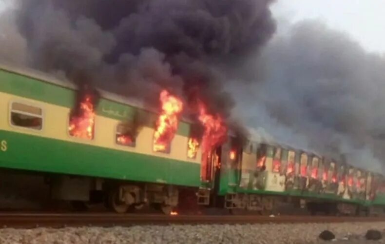 Пожар в пассажирском поезде. Сгоревшие поезда пассажирские. При пожаре в вагоне поезда