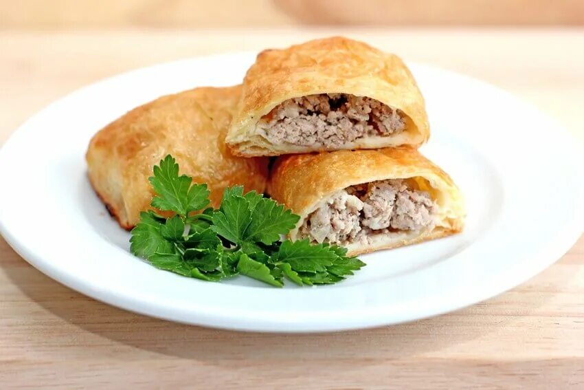 12 пирожков 5 с мясом. Пирожки с мясом. пирожки с фаршем. пирожки с мясным фаршем. пирожок с говядиной.