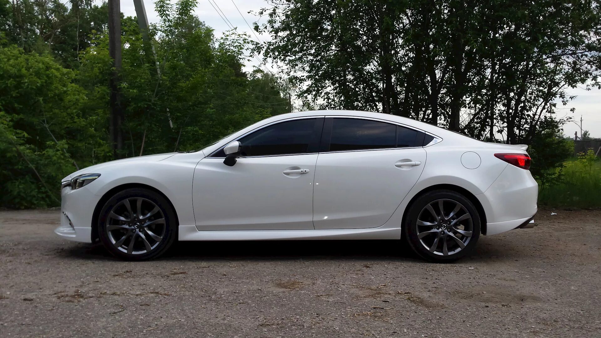 Белая Мазда 6 с черными дисками. Mazda 6 белая тонированная. Мазда 6 2014 белая тонированная. Mazda 6 White Tuning.