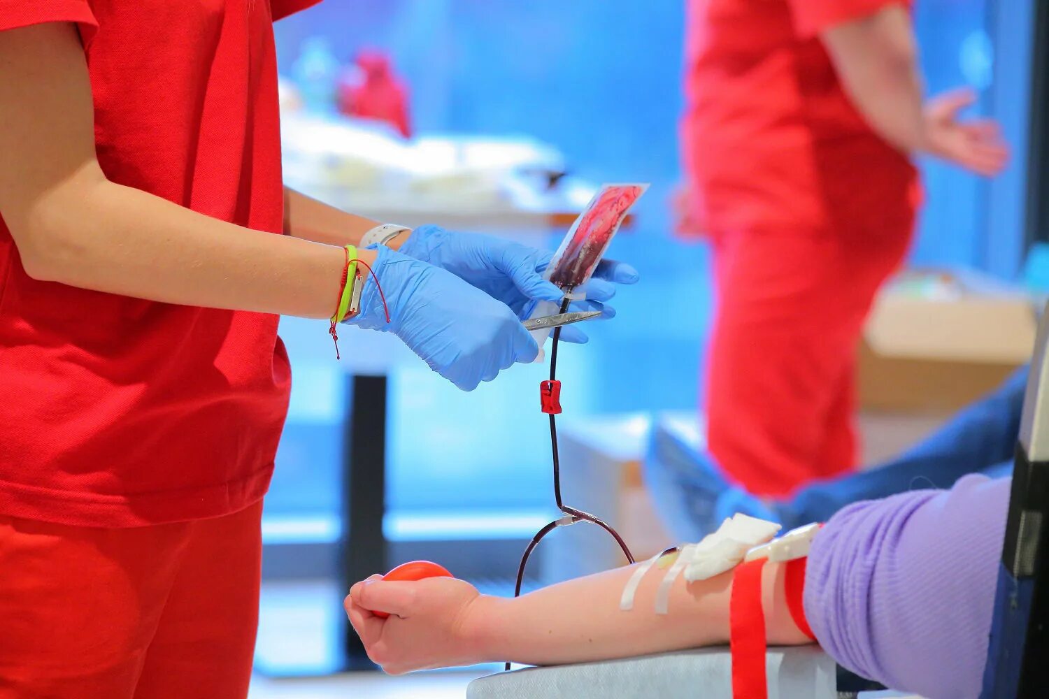 Переливание крови спасло жизнь. Всемирный день донора. Донор крови. Сдача крови.