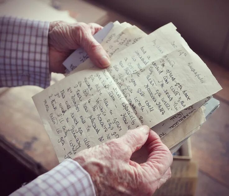 Я читаю письма песни. Письмо в руках. Бумажные письма. Человек с письмом в руках. Человек читает письмо.