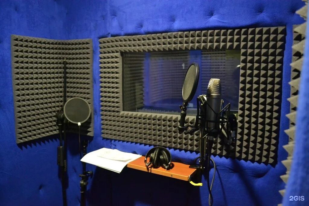 Студия звукозаписи. Комната звукозаписи. Звукоизоляция студии звукозаписи. Студия звукозаписи комната с микрофоном.