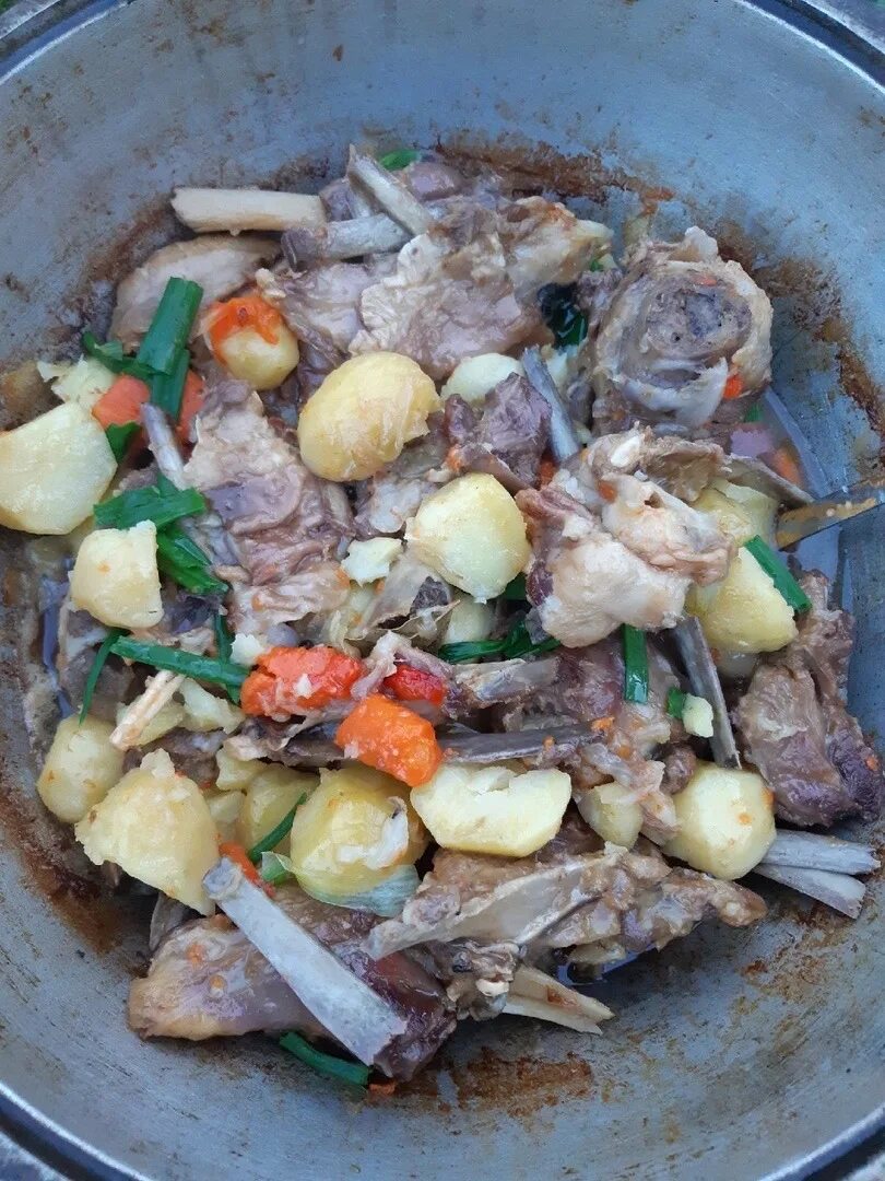 Казан кебаб в казане на костре из говядины. Кролик с картошкой тушеный в казане. Тушёный кролик с картофелем в казане. Кролик в сметане тушеный в казане с картошкой. Рагу из кролика с картофельным кремом.