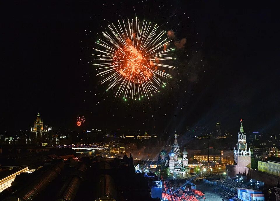 Салют Победы в Москве. Москва Кремль салют 1945. Салют в честь дня Победы на красной площади. Салют над Москвой 9 мая 1945. Праздничный салют победы