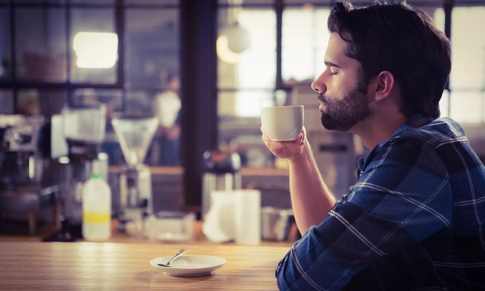 Люди в кофейне. Что кушать с кофе. Парень и девушка в кафе. Пара обедает в ресторане. Люди в кофейне.