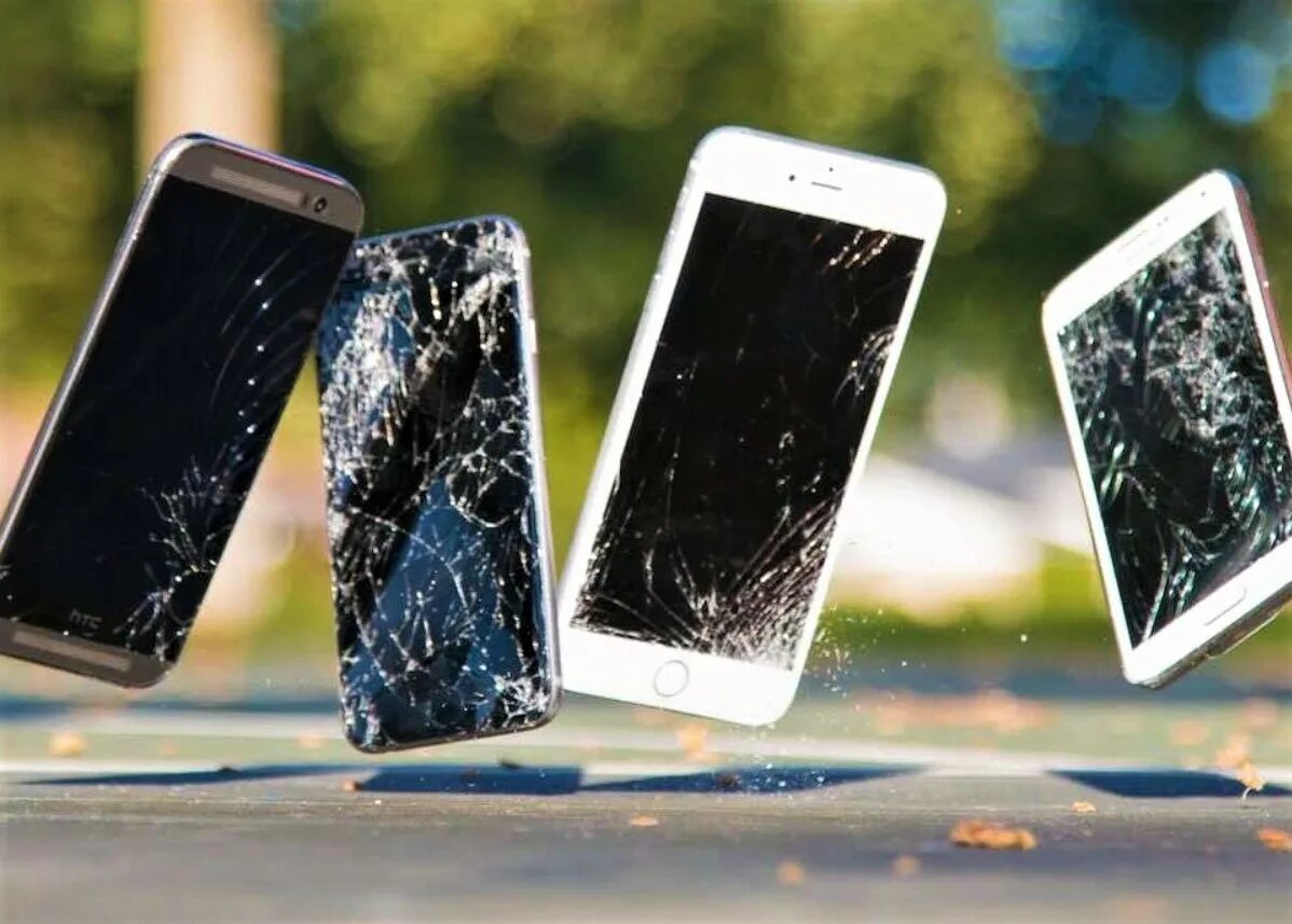 Разбить смартфон. Разбитый смартфон. Сломанный смартфон. Разбитые телефоны.