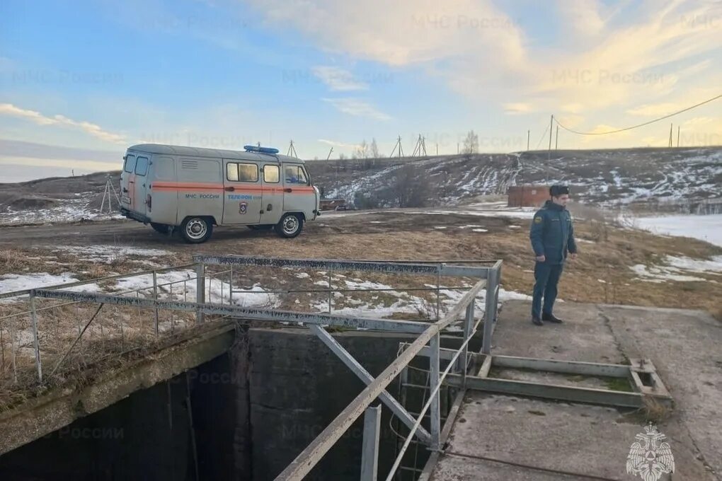 Половодье в тульской области 2024. Паводок в Тульской области. МЧС на мосту. Обвалование участка от подтопления. Низководный мост.