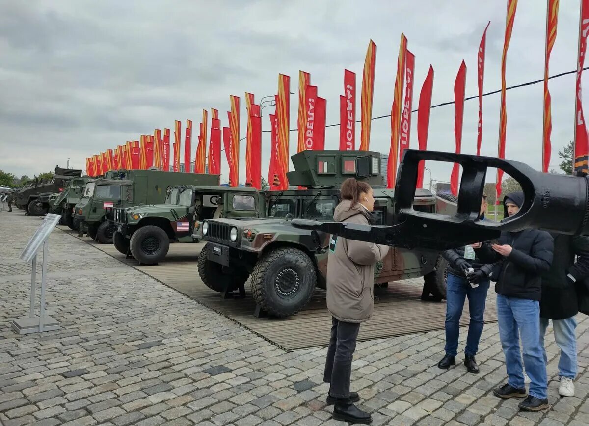 Выставка трофейной военной техники и вооружения "Трофеи армии России" в Москве н